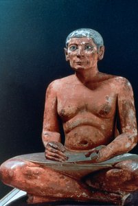 Alte ägyptische Figur eines sitzenden Schreibers, 25.-24. Jahrhundert v. Chr. von Unbekannt