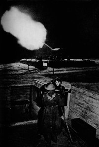 Flugabwehrfrauen der ATS bedienen ein Identifikationsteleskop, 1943 von Unbekannt
