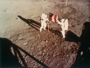 Armstrong und Aldrin hissen die US-Flagge auf dem Mond, 1969 von Unbekannt