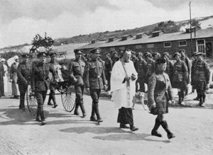 Militärpfarrer bei der Beerdigung einer Krankenschwester, die bei einem Luftangriff auf eine britische Basis in der Nähe von Etables getötet wurde von Unbekannt