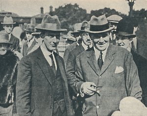Ankunft in England. Kapitän Cecil Foster und sein erster Offizier Gravesend, August 1923, 1936 von Unbekannt