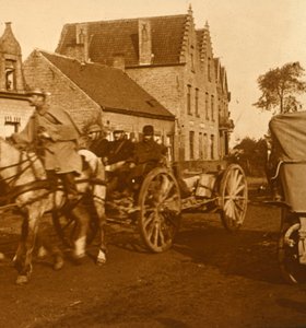 Artillerie bewegt sich an die Front, ca. 1914-1918 von Unbekannt