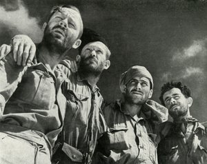 Als die Deutschen bei Alamein angriffen, gingen diese vier Männer in die britischen Linien, ca. 1942-1943, 1945 von Unbekannt