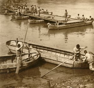 Bau einer Pontonbrücke, ca. 1914-1918 von Unbekannt