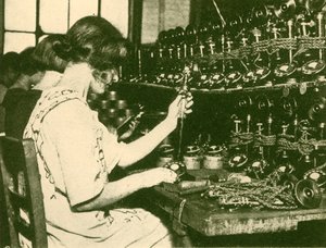 Zusammenbau der neuen automatischen Telefone zur Verteilung an Abonnenten