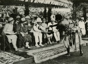 In Suva, Fidschi. Präsentation eines Tabua-Zahns des Pottwals ...1927, 1937 von Unbekannt