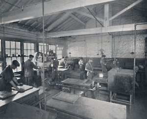 Bei der Arbeit in der Gießerei. Herstellung von Wachsmatrizen der Seiten, 1917