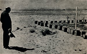 Auf einem Schlachtfeldfriedhof in Ägypten, 1942