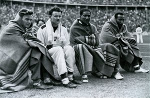 Athleten Frank Wykoff, Paul Hanni, Ralph Metcalfe und Jesse Owens, Olympische Spiele in Berlin, 1936 von Unbekannt