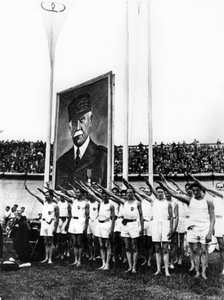 Athleten geben den faschistischen Gruß, Parc des Princes, Paris, 1941 von Unbekannt