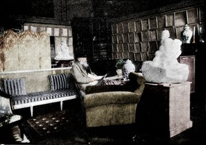 Auguste Rodin unter seinen Büchern in der Rue de Varenne 77 von Unbekannt