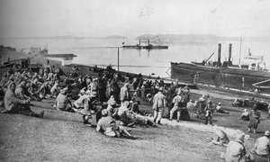Österreichische Gefangene, die von Serben gefangen genommen wurden, ruhen sich mittags am Ufer der Donau aus, 1915 von Unbekannt