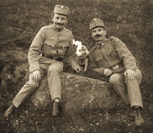 Österreichische Soldaten mit einem Hund