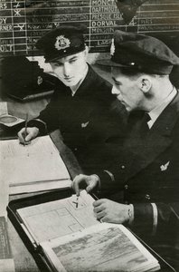 BOAC-Navigationsoffiziere erstellen einen Flugplan, Zweiter Weltkrieg, um 1939-1944, 1946 von Unbekannt