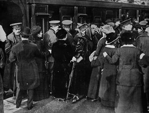 Zurück in die Schützengräben vom Victoria Station, London, 1915 von Unbekannt