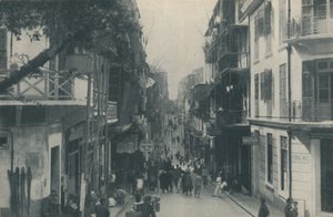 Balkonierte Gebäude einer belebten Handelsstraße, die von Osten nach Westen verläuft, um 1935