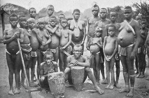 Bambute-Pygmäengruppe mit zwei Walese-Frauen, 1902 von Unbekannt