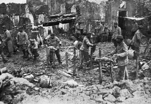 Stacheldrahtaufwicklung, die Verteidigung von Verdun, Frankreich, Erster Weltkrieg, 1916, ca. 1920 von Unbekannt