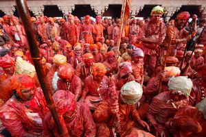 Barsana Dorfbewohner feiern Holi in Nandgaon, Nandgaon, Indien von Unbekannt