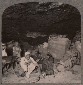 Beduinen-Höhlenbewohner in ihren Höhlen, um 1900