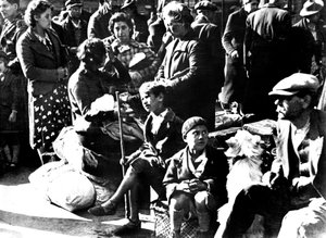 Belgische Flüchtlinge mit ihren Fahrrädern und Habseligkeiten vor dem Gare du Nord, Paris, Juli 1940 von Unbekannt
