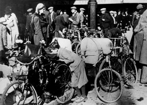 Belgische Flüchtlinge mit ihren Fahrrädern und Habseligkeiten vor dem Gare du Nord, Paris, Juli 1940 von Unbekannt
