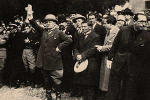 Benito Mussolini, zwischen den Mitgliedern der Faschistischen Partei, kurz nach dem Marsch auf Rom von Unbekannt