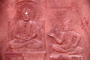 Bhagavad Gita auf einem Hindu-Tempel eingraviert: Dialog zwischen Krishna und Arjuna, Vrindavan, Indien