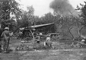 Große Eisenbahngeschütz beim Feuern während des Vormarsches im Westen, Erster Weltkrieg, 1914-1918, ca. 1920