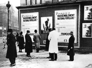 Plakatwand mit Rassemblement Nationale Populaire Plakaten, deutsch besetztes Paris, Februar 1941 von Unbekannt