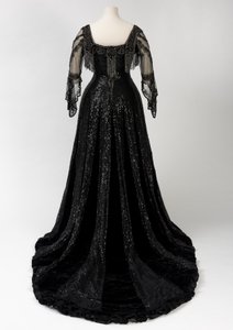 Schwarzes Abendkleid getragen von Königin Alexandra, mit Perlen- und Paillettenverzierung, hergestellt von Barolet of Knightsbridge, London 1908-1910 von Unbekannt