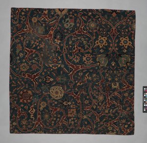 Blaugrundiger Teppichfragment mit rankenden Blumenranken