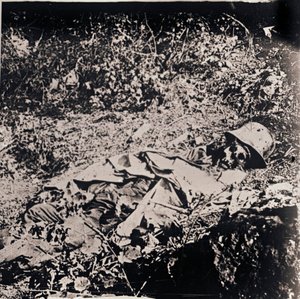 Leiche eines toten deutschen Soldaten, um 1914-1918 von Unbekannt