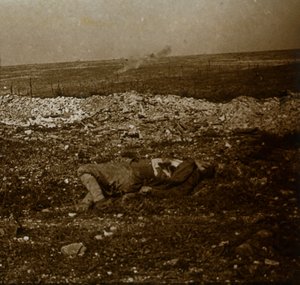 Körper mit Sperrfeuer in der Ferne, um 1914-1918