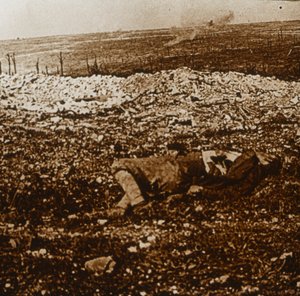 Körper mit Sperrfeuer in der Ferne, ca. 1914-1918