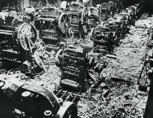 Bombenschaden in einer Renault-Fabrik, Sevres, Paris, 4. April 1943 von Unbekannt