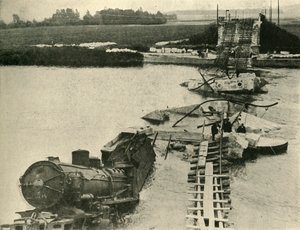 Bombardierte Brücke und entgleister Zug, Nordfrankreich, Erster Weltkrieg