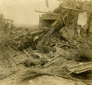 Bombardiertes Gebäude, Leiche eines toten Soldaten im Vordergrund, 1916