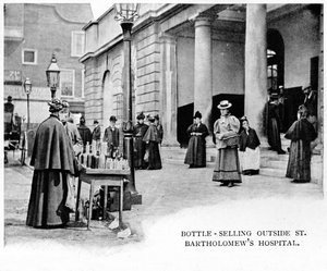 Flaschenverkauf vor dem St. Bartholomews Hospital, London, um 1903 von Unbekannt