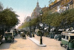 Boulevard des Italiens, Paris, mit Autos und Motorbussen auf der Straße, um 1900