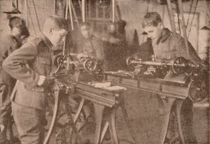 Jungen des Bradfield College stellen Granatenteile her, Berkshire, ca. 1916