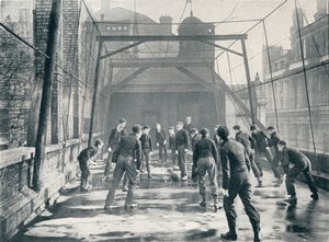 Jungen spielen Fußball auf dem Dach der St. Pauls Cathedral Choir School, London, ca. 1901 von Unbekannt