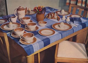 Frühstück - Ein Frühstückstischarrangement von Bowman Bros. Ltd., London, 1939 von Unbekannt