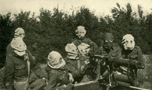 Britische Maschinengewehrabteilung mit Gasmasken, Erster Weltkrieg, 1914-1918, um 1920