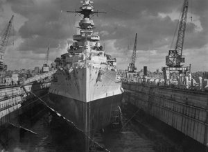 Britisches Schlachtschiff HMS Malaya im Schwimmdock, Malta, ca. 1937 von Unbekannt