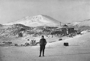 Britischer Entdecker Ernest Shackleton im Basislager Cape Royds, Antarktis, 1908 von Unbekannt