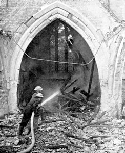 Britische Feuerwehrleute löschen eine bombardierte Kirche, Zweiter Weltkrieg, Juni 1940 von Unbekannt