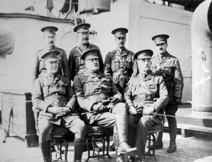 Britische Offiziere auf dem Gefängnisschiff Royal Edward, vor Anker bei Southend, November 1914