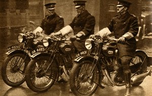 Britische Polizei auf BSA-Motorrädern, 1931, 1933 von Unbekannt