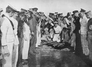 Britische Matrosen um ein Loch im Deck ihres Schiffes, 1915 von Unbekannt